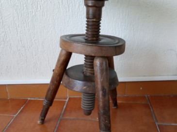 Tabouret réglable à vis